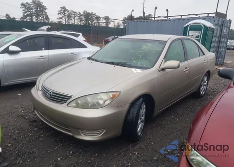 2005 Toyota Camry Le z USA, uszkodzony, nr VIN 4T1BE32K35U422351